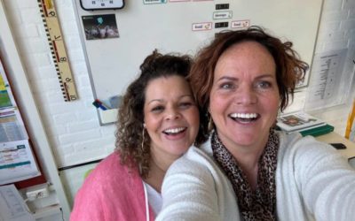 Miranda en Lilian werken op een echte dorpsschool