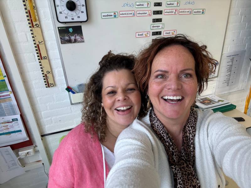 Miranda en Lilian werken op een echte dorpsschool